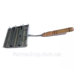 Щетка для чистки скота с деревянной ручкой. Щетка для чистки скота с деревянной ручкой.